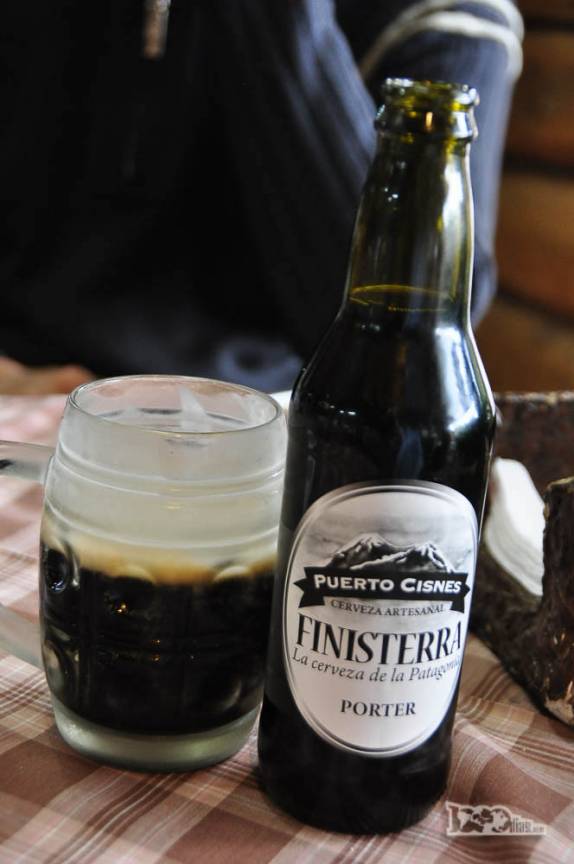 Deliciosa cerveja escura em restaurante em Coyhaique, a maior cidade ao longo da Carretera Austral, no sul do Chile